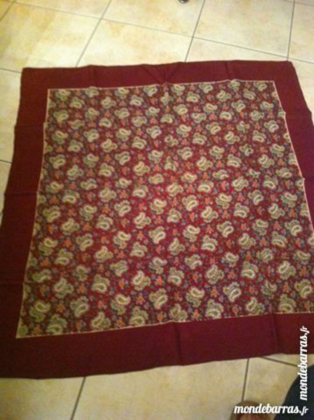 foulard avec bord bordeau Bijoux et montres