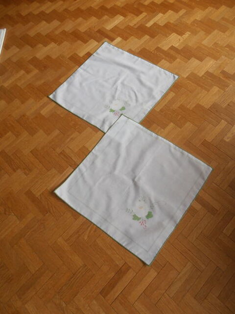 2 Serviettes motif fleuri (79) 5 Tours (37)