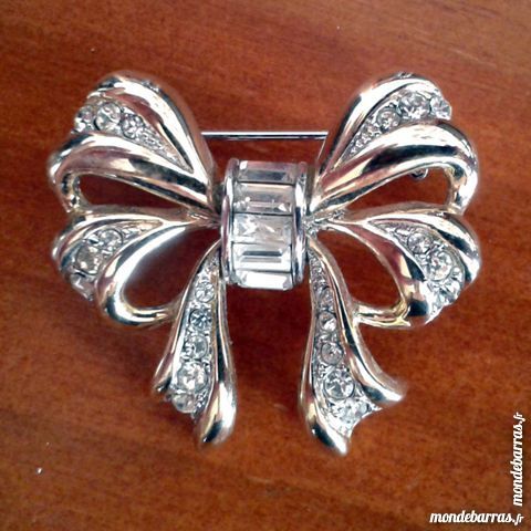 Broche dorée sertie de zirconiums 30 Cabestany (66)