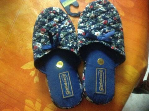 2 paires  Pantoufles t :38 encore �tiquet�es  
6 Six-Fours-les-Plages (83)