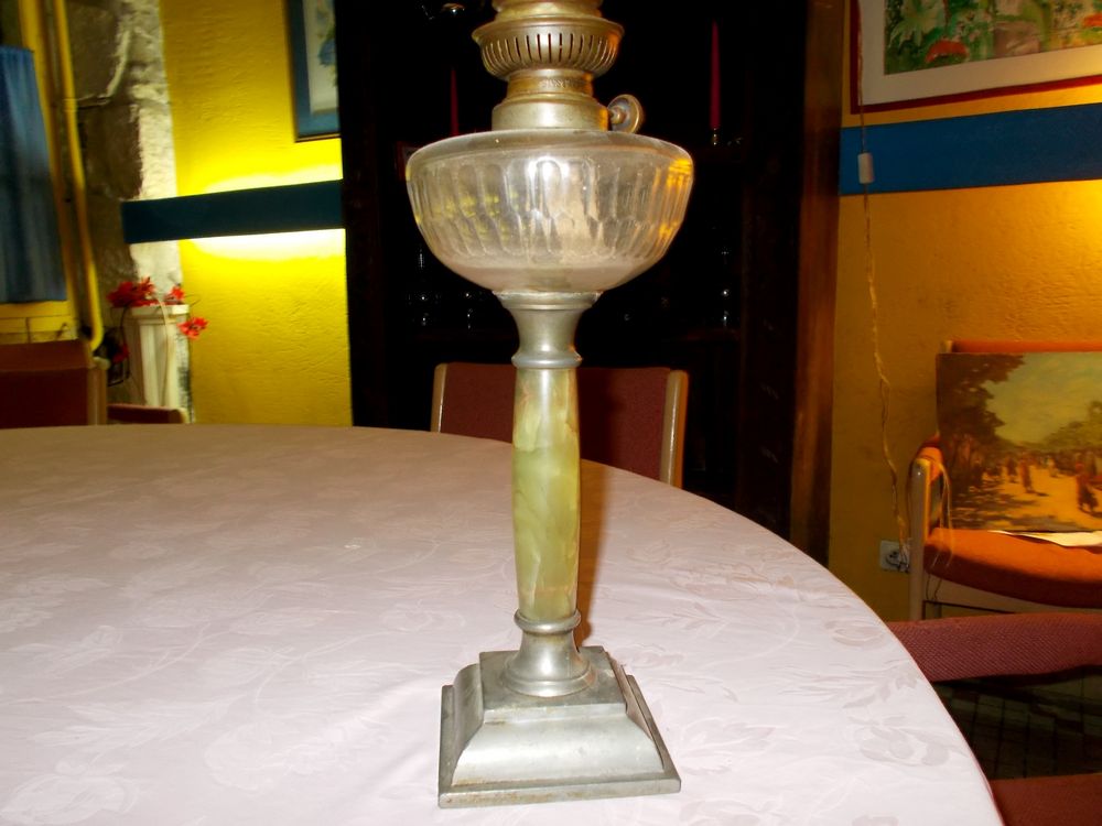 Lampe &agrave; p&eacute;trole en &eacute;tain et alb&acirc;tre hauteur 60cm ' Décoration