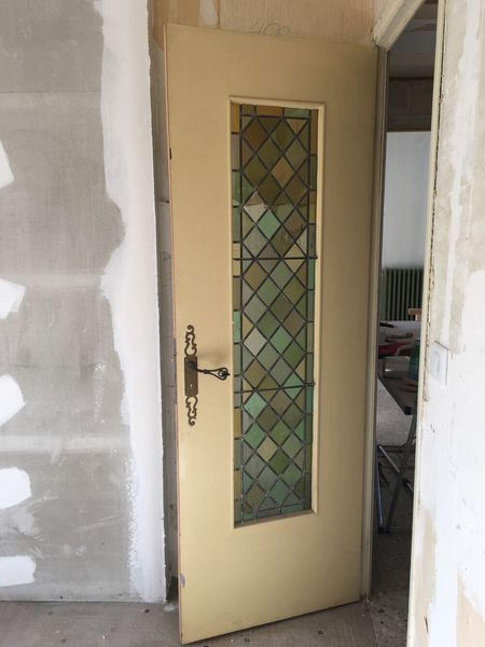 Porte avec vitrail en verre color&eacute; Décoration