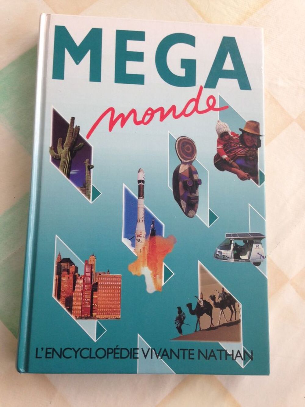 MEGA MONDE - l'encyclop&eacute;die vivante Nathan Livres et BD