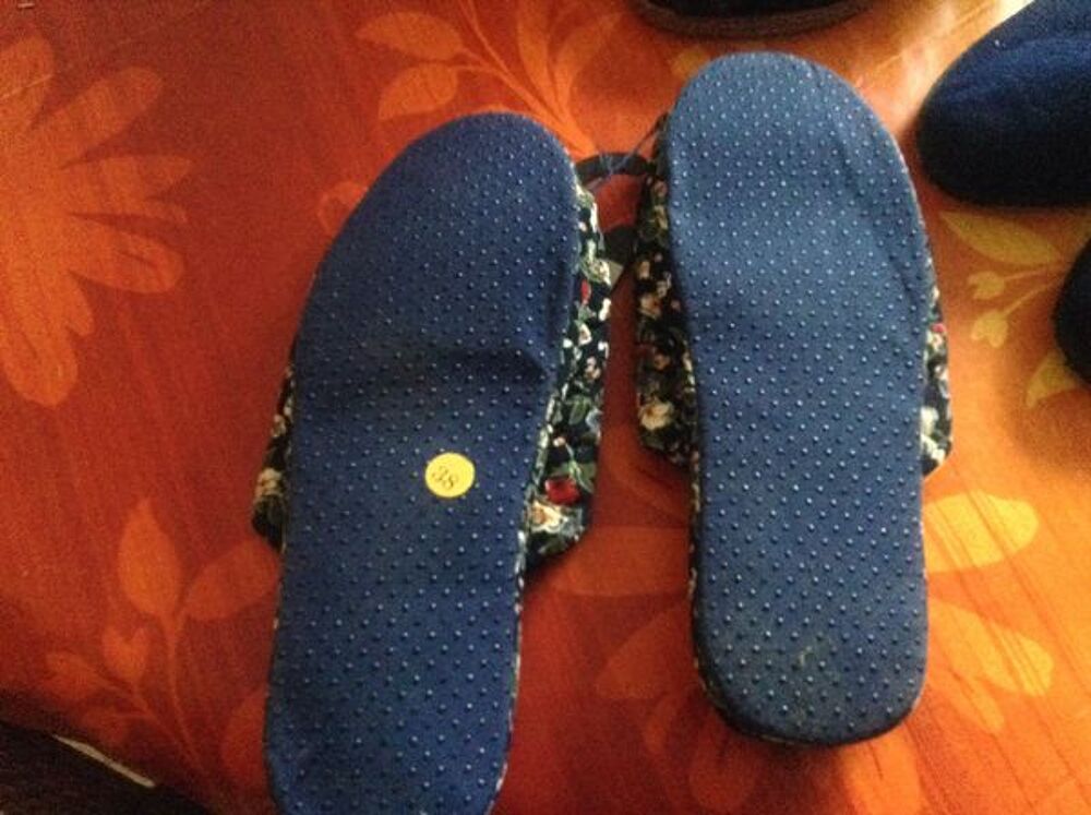 2 paires Pantoufles t :38 encore &eacute;tiquet&eacute;es 
Vêtements