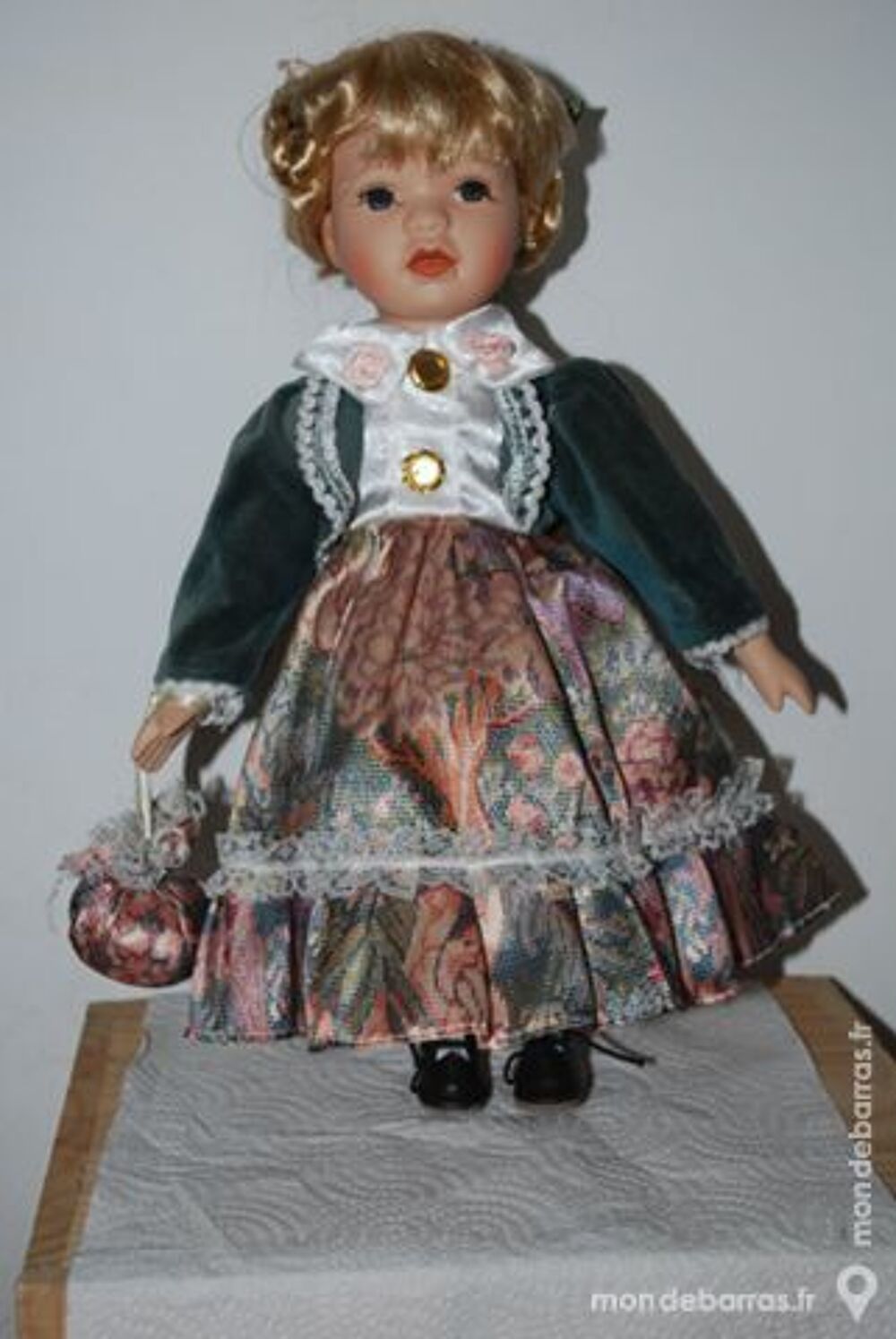 tr&egrave;s belle poup&eacute;e 