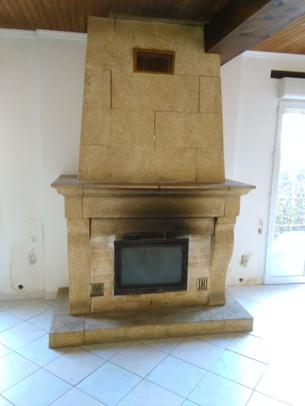 Chemin&eacute;e en pierres avec insert Décoration