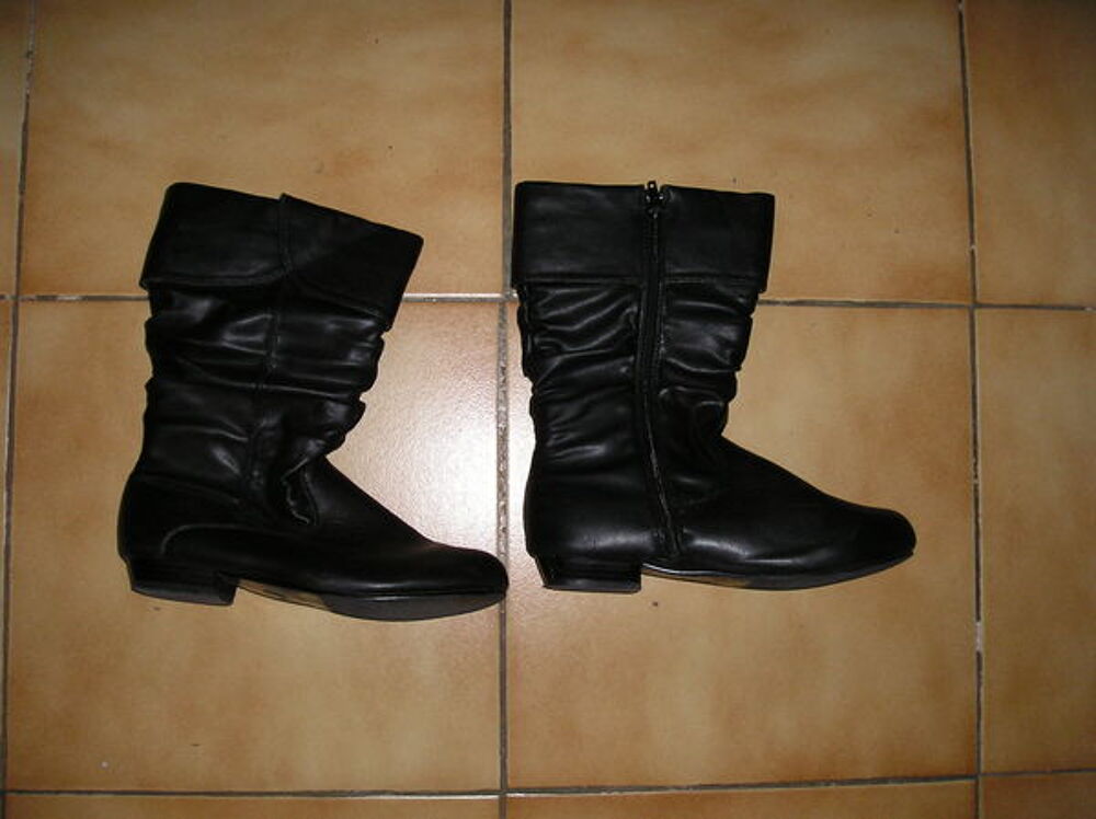 Bottes fille en cuir noir taille 36
Chaussures