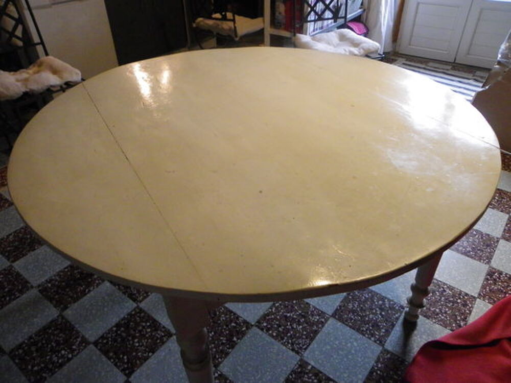 table ronde en c&ecirc;ne Meubles