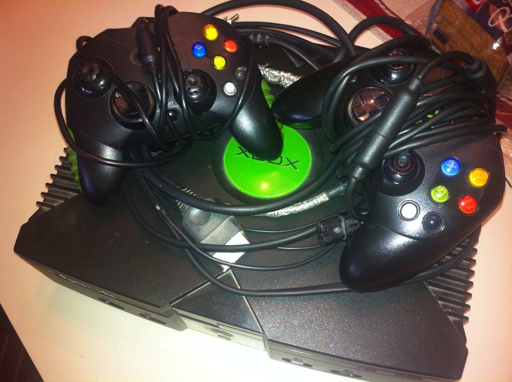 console XBOX avec 2 manettes Consoles et jeux vidos