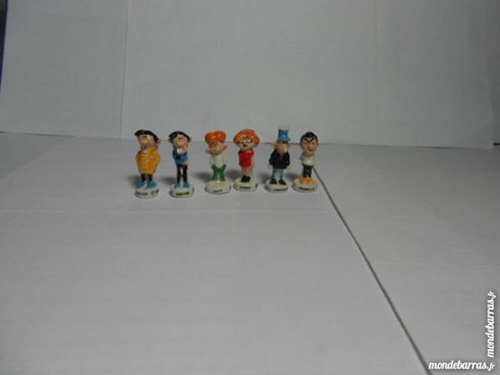 LOT DE 6 FEVES EN PORCELAINE 