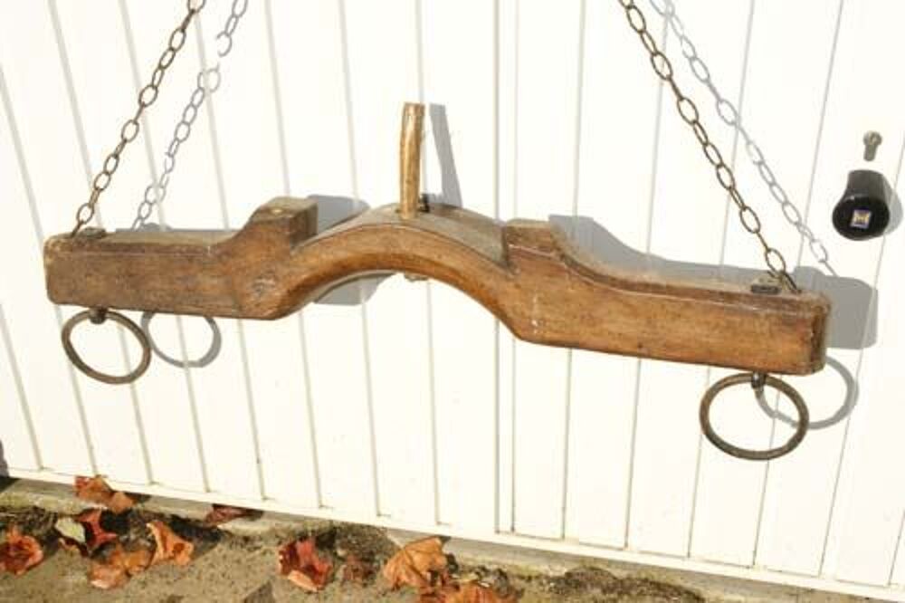 Joug ancien reconverti en lustre 