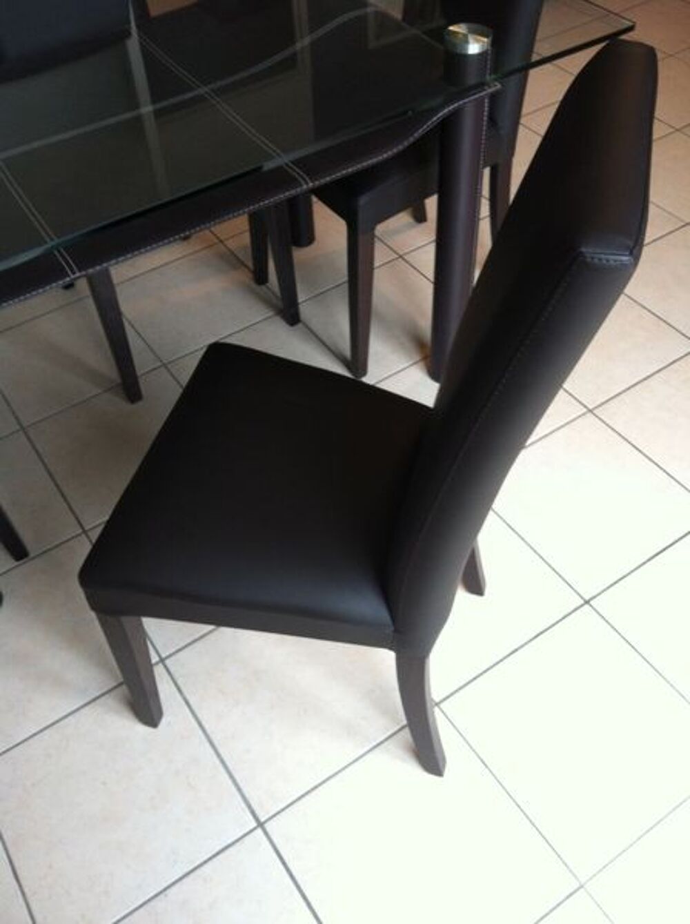 Table a manger en verre et cuir Meubles