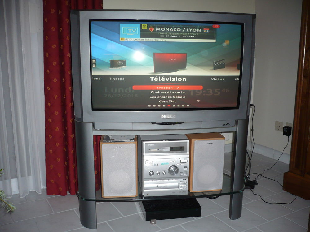 T&eacute;l&eacute;vision Philips 70cm avec son meuble Photos/Video/TV