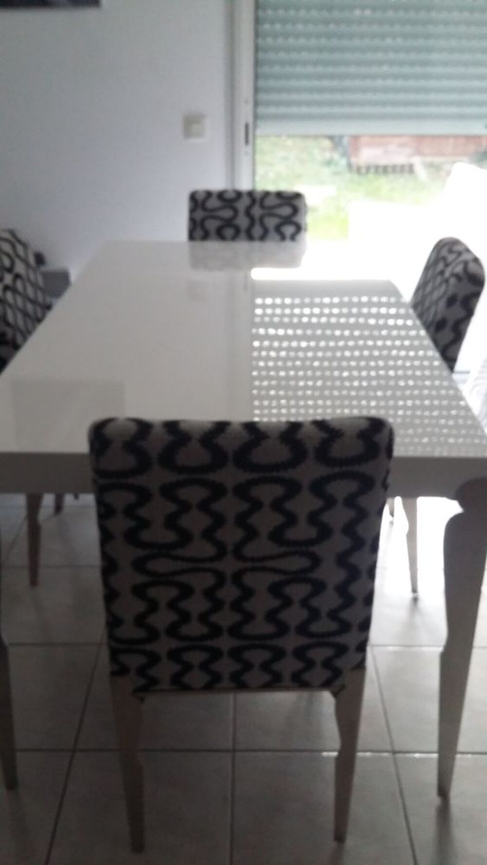 table de salle &agrave; manger + 4 chaises Meubles