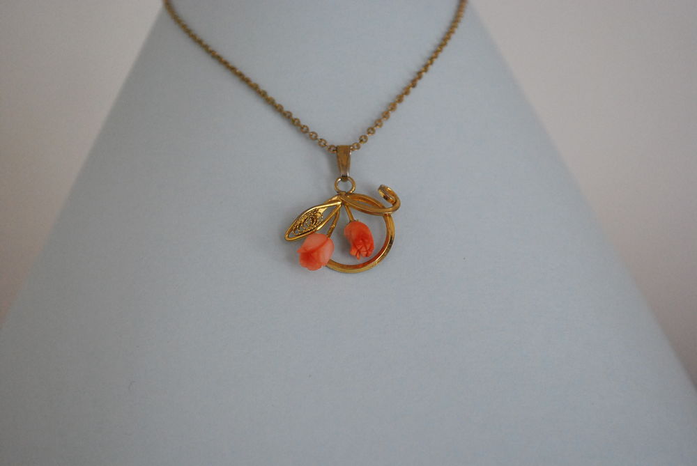 pendentif avec chaine Bijoux et montres