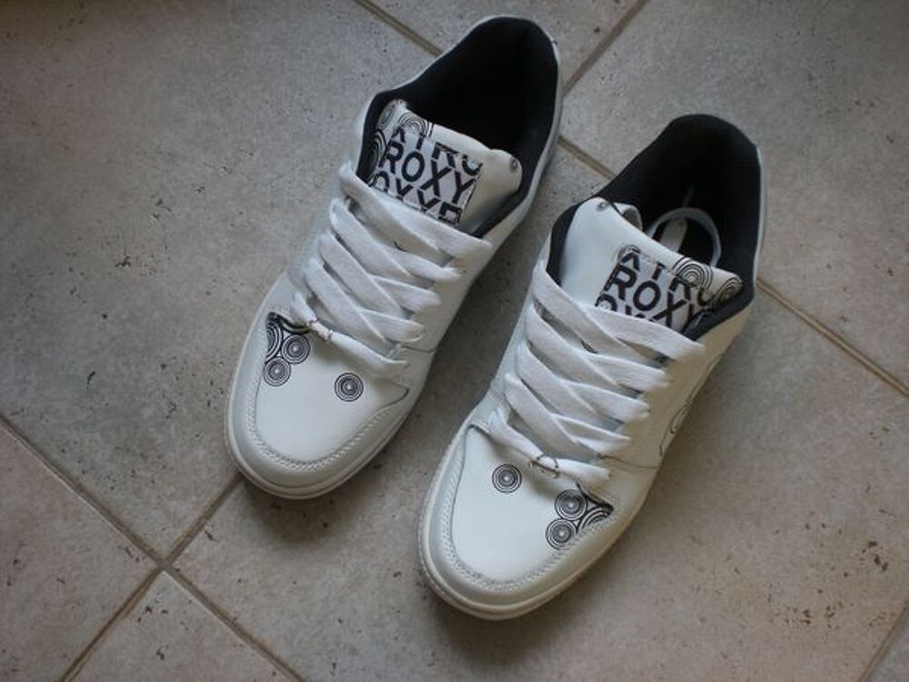 Chaussures ROXY blanches avec motifs l&eacute;gers ronds Chaussures