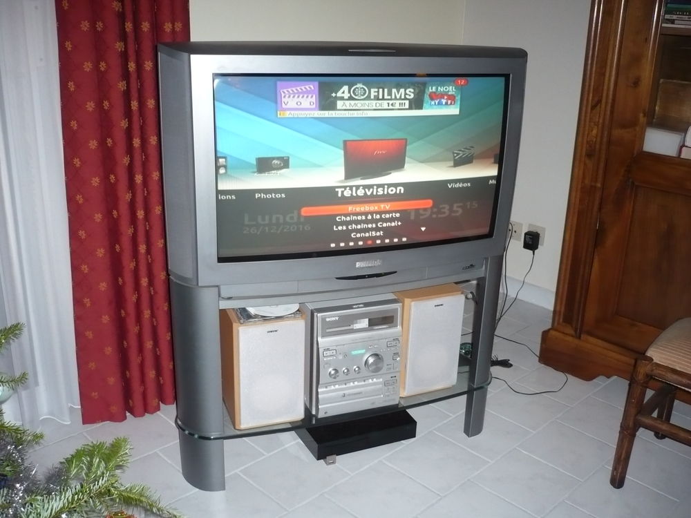 T&eacute;l&eacute;vision Philips 70cm avec son meuble Photos/Video/TV