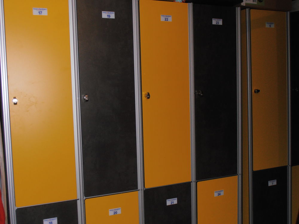 vestiaires de chez France Equipement Sports