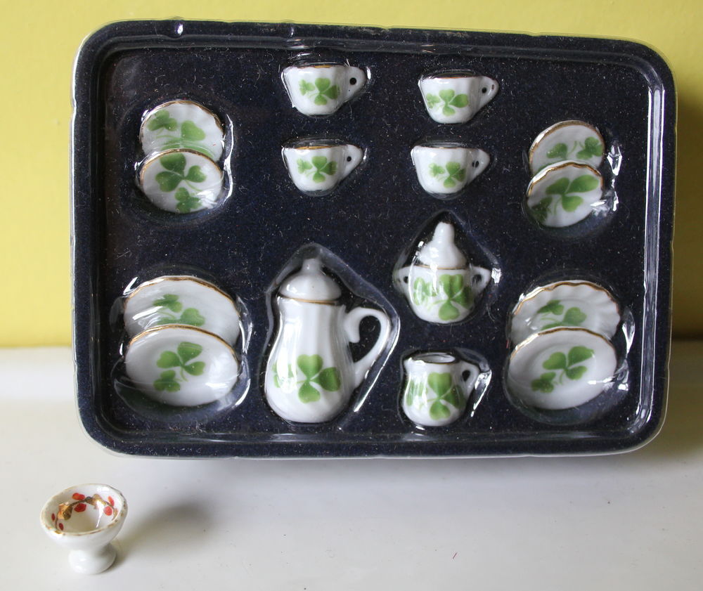 Dinette de maison de poup&eacute;e neuve
porcelaine 