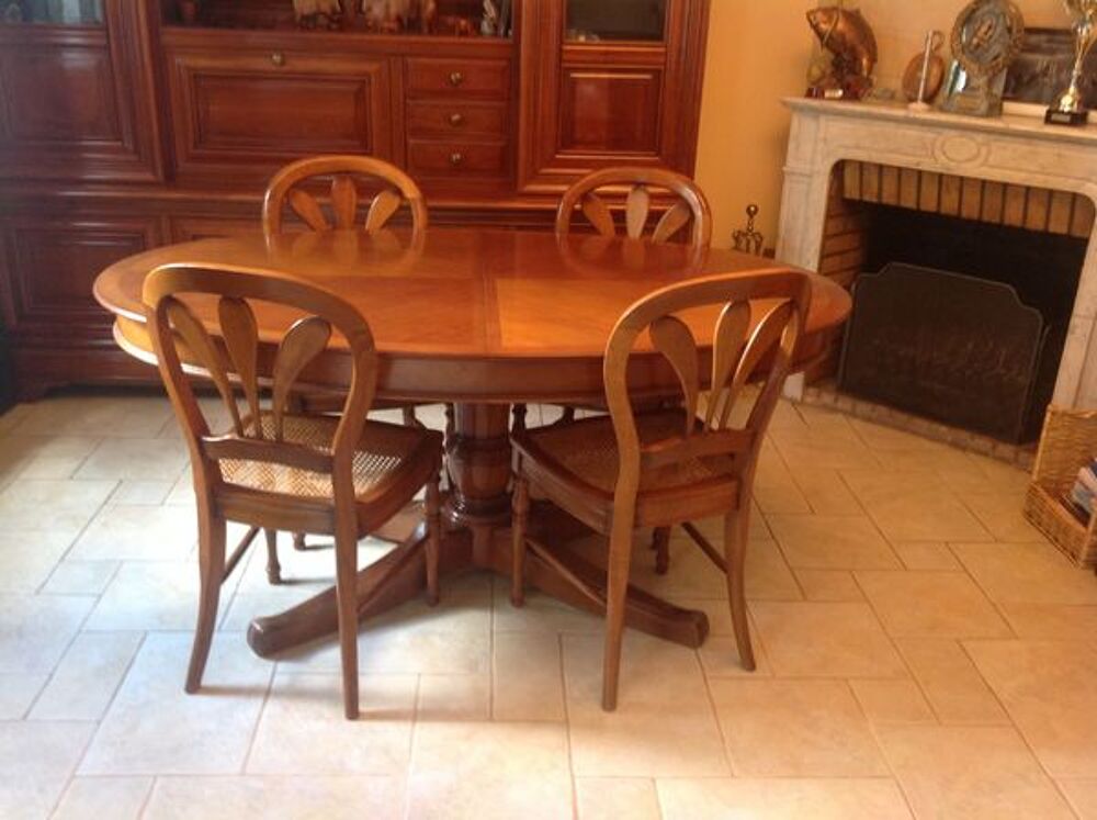 Table salle a manger et 4 chaises meurisier Meubles