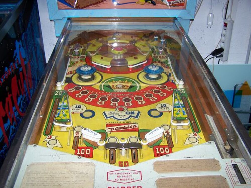 collectionneur recherche flipper de bar &eacute;change ou achat. Meubles