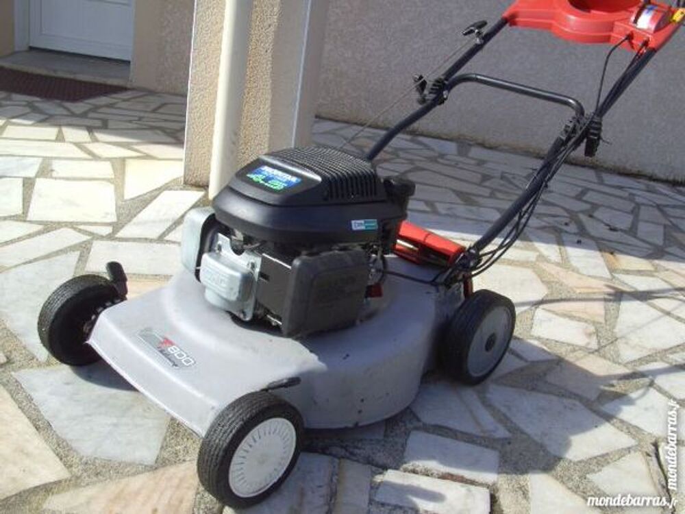 tondeuse tract&eacute;e moteur honda 4.5cv vidang&eacute; Jardin