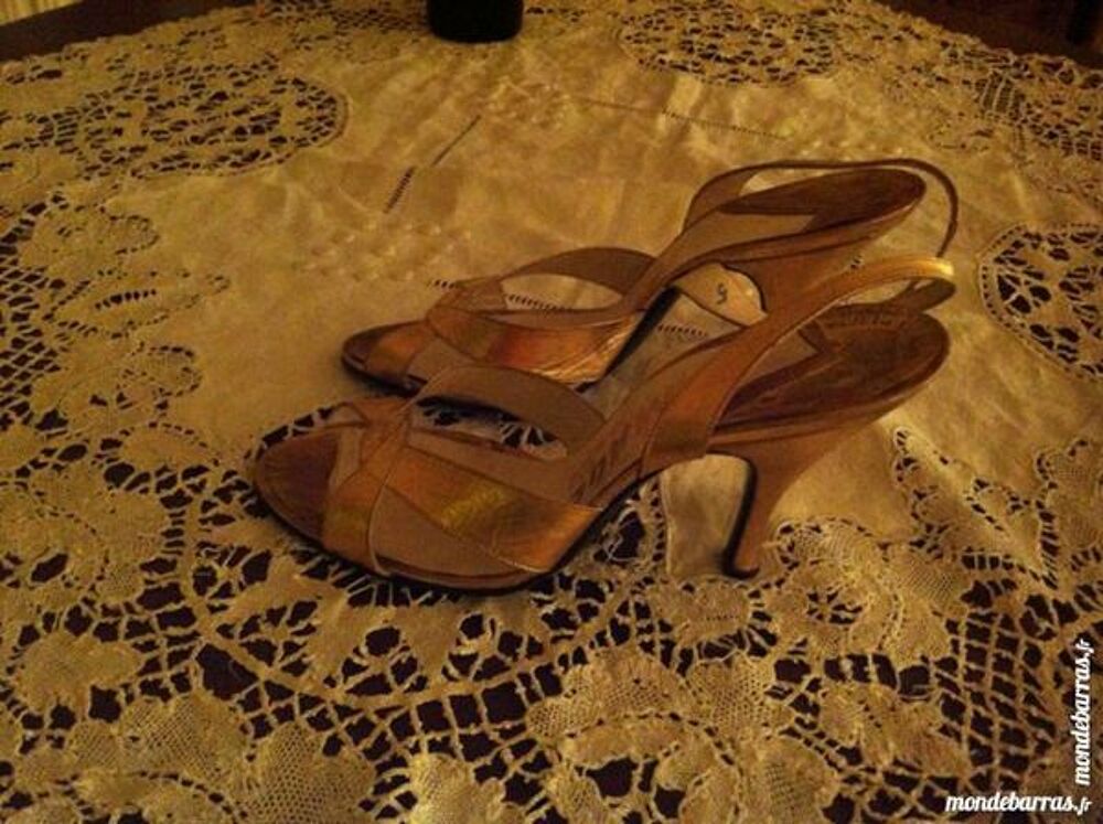CHAUSSURES FEMMES EN CUIR DORE Chaussures
