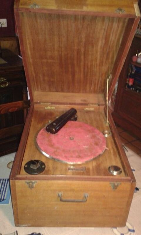 Electrophone Malle ancienne 70 Montceaux-l�s-Provins (77)