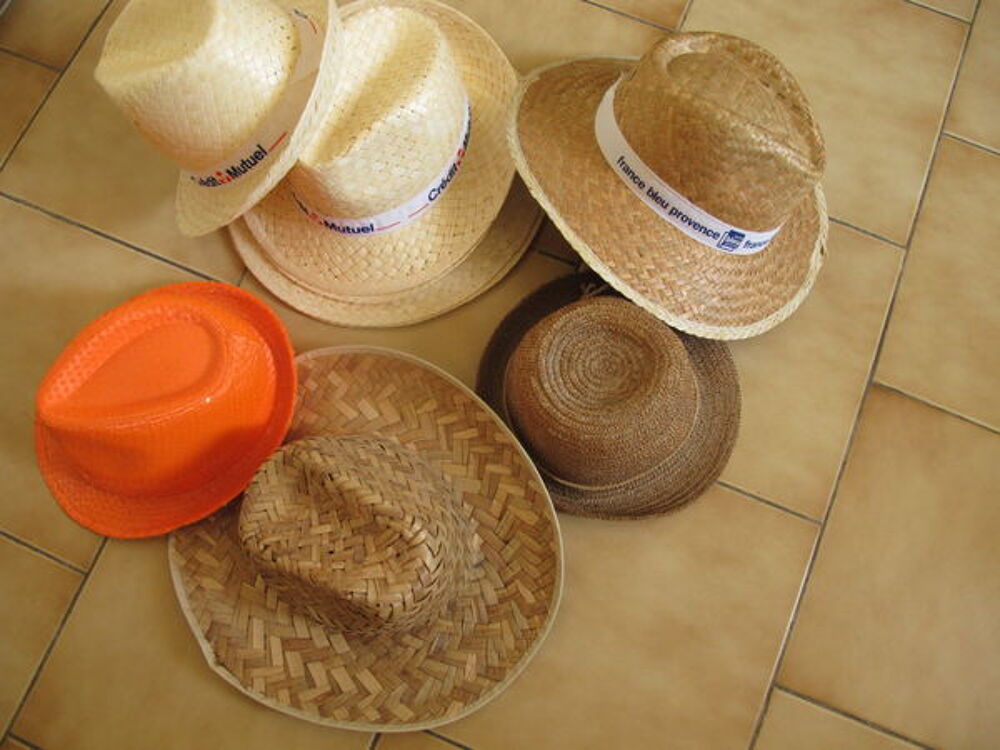CASQUETTES ET CHAPEAUX DE PAILLE Vêtements