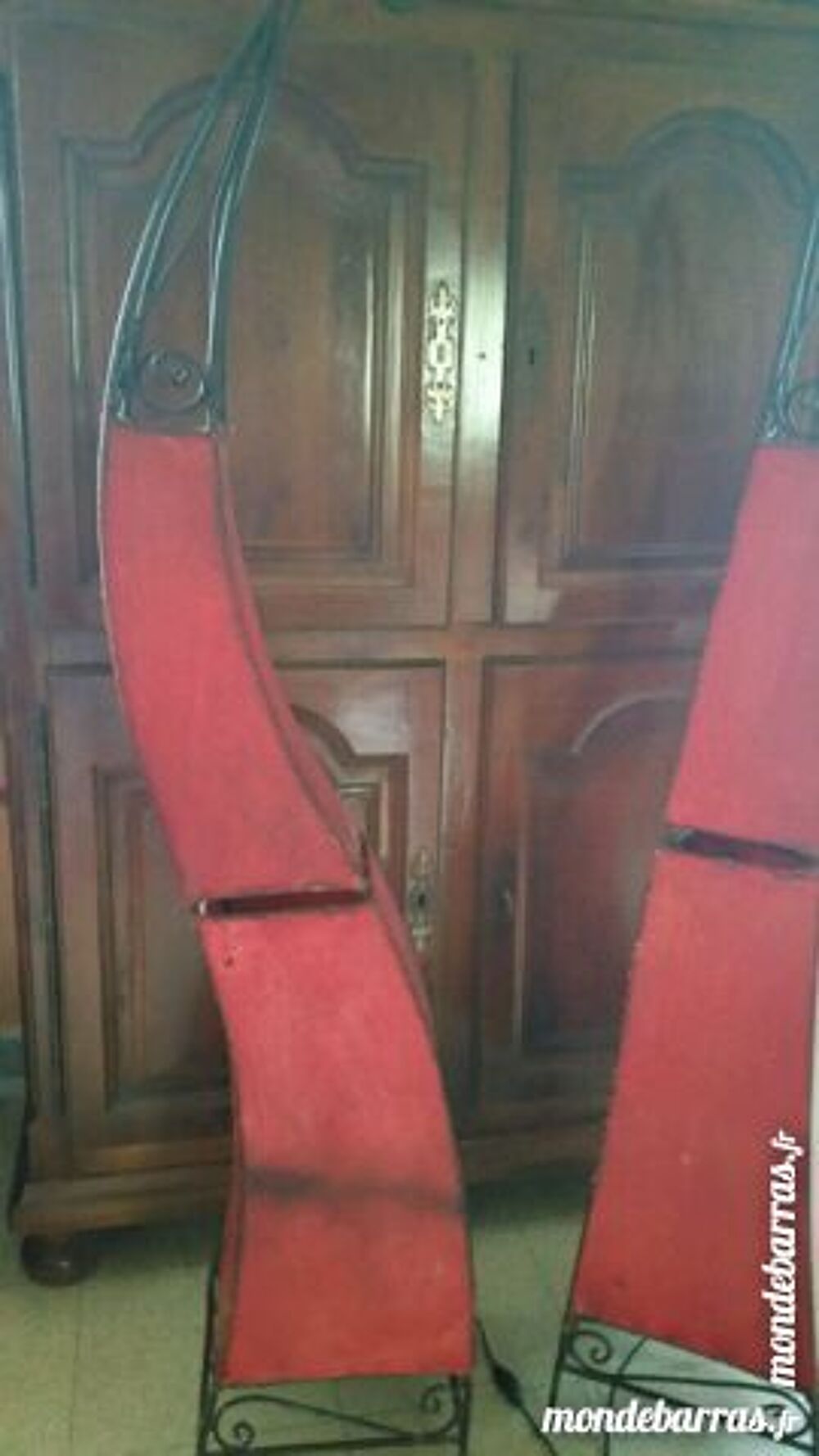 lampes en cuir rouge et fer forg&eacute; Décoration
