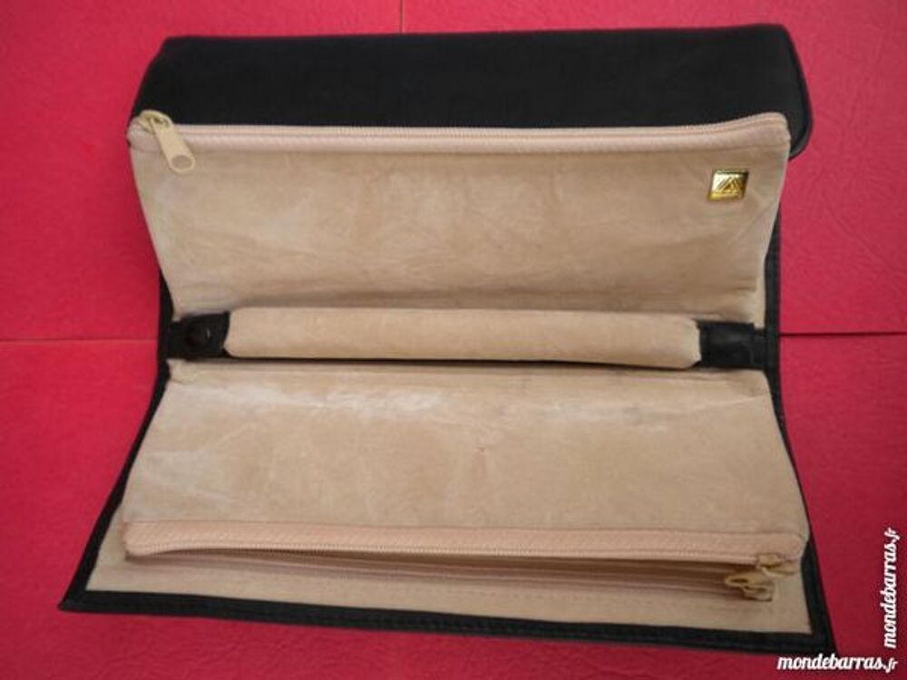 POCHETTE A BIJOUX Bijoux et montres