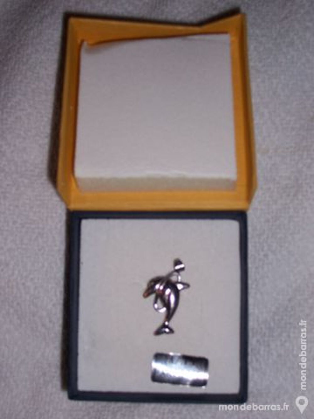 TRES BEAU BRACELET EN ARGENT MACIF ET UN DAUPHIN Bijoux et montres
