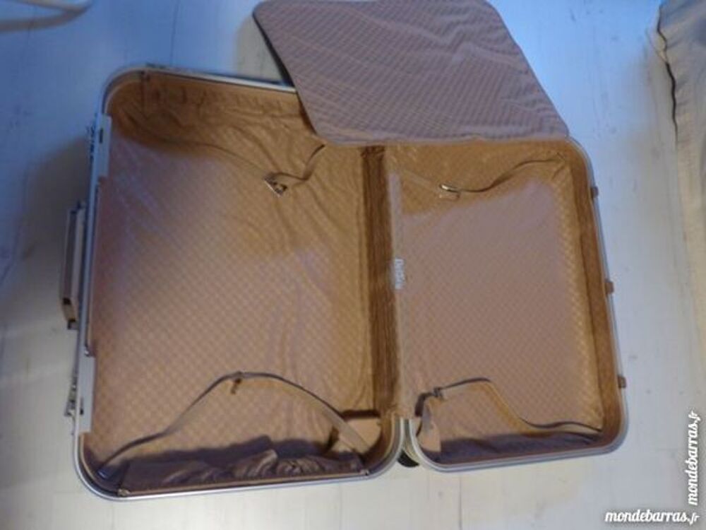 valise DELSEY 66x50x20 blanc cass&eacute; avec clefs. Maroquinerie