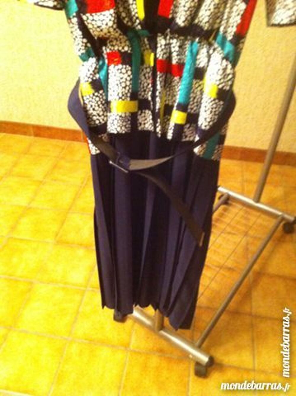 robe multicolore (bas pliss&eacute; bleu marine) Vêtements