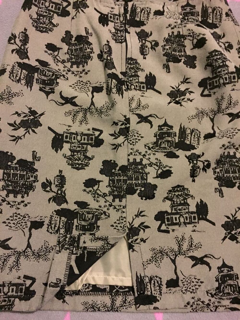 JUPE GRISE COURTE DESSINS CHINOIS T. 38 Vêtements