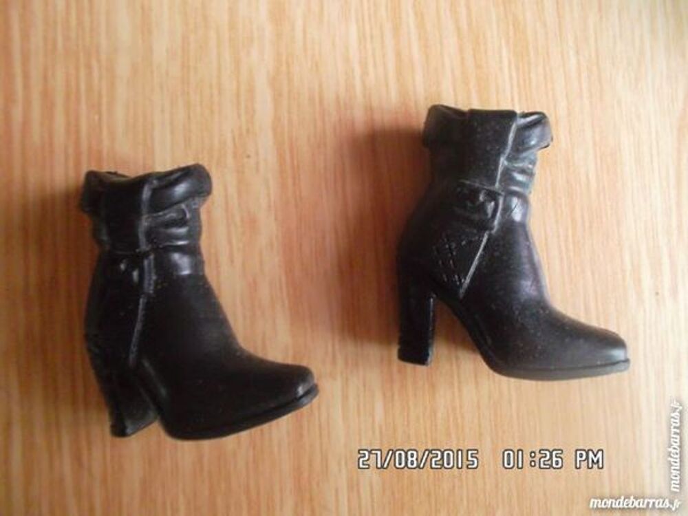 PETITES BOTTES NOIRES Jeux / jouets