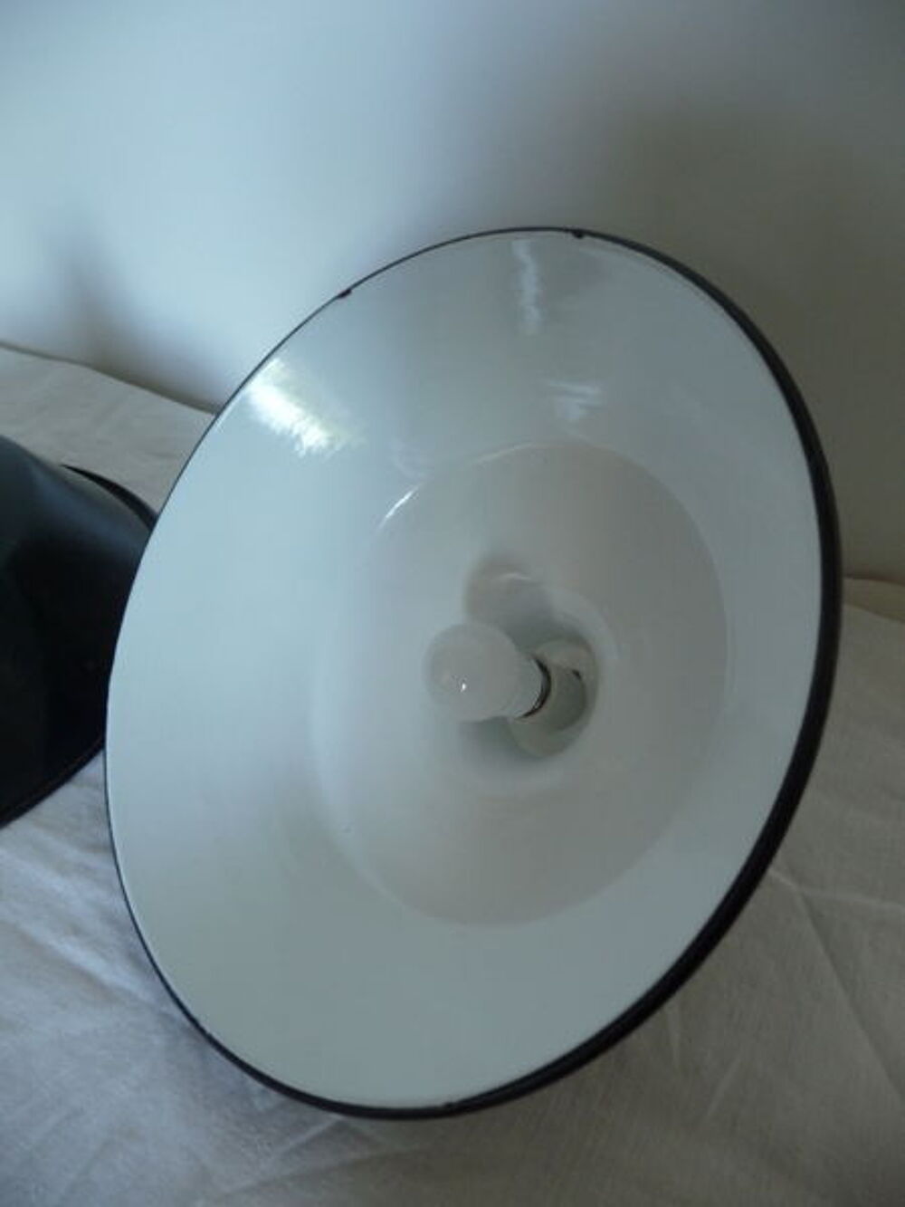 Luminaires suspensions noires &eacute;maill&eacute;es, ann&eacute;es 50 Décoration