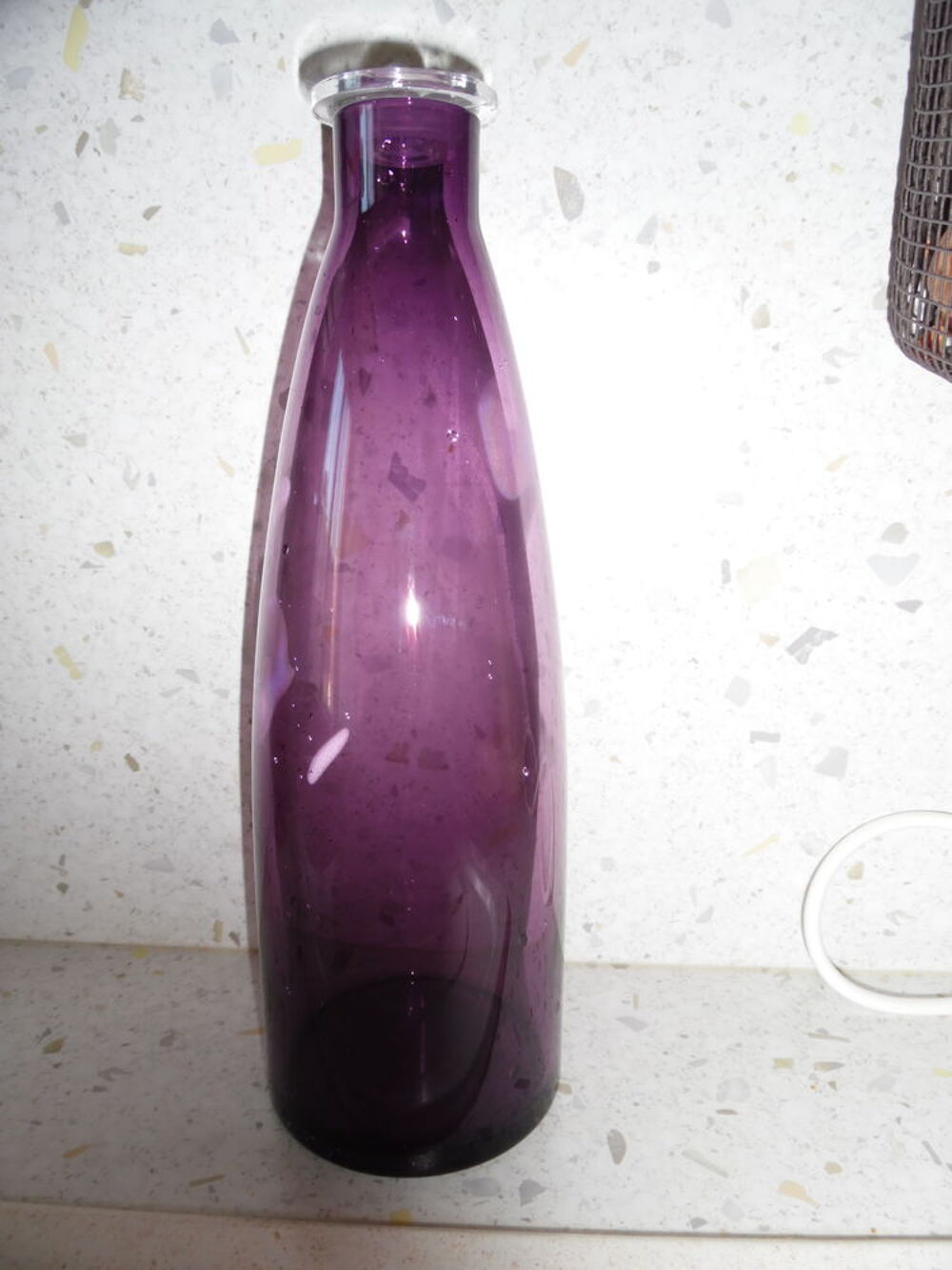 carafe coloris mauve/violet avec bouchon, comme neuve Dcoration