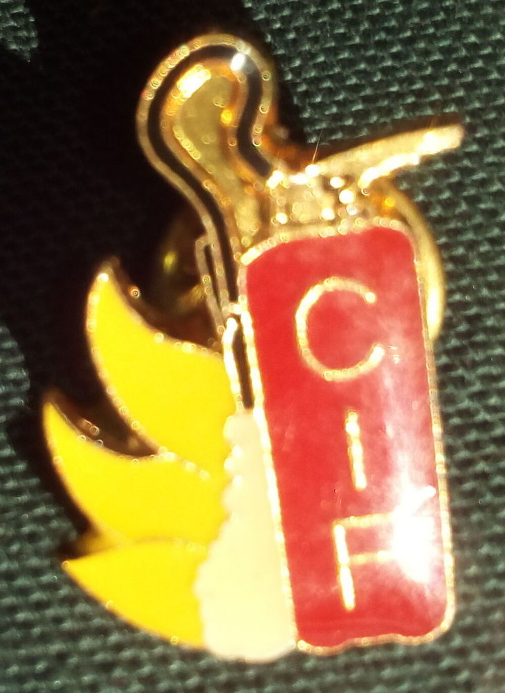 pin&acute;s ancien , extincteur C I F paris 75 