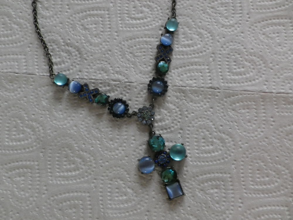 COLLIER VERT ET BLEU AVEC CROIX Bijoux et montres