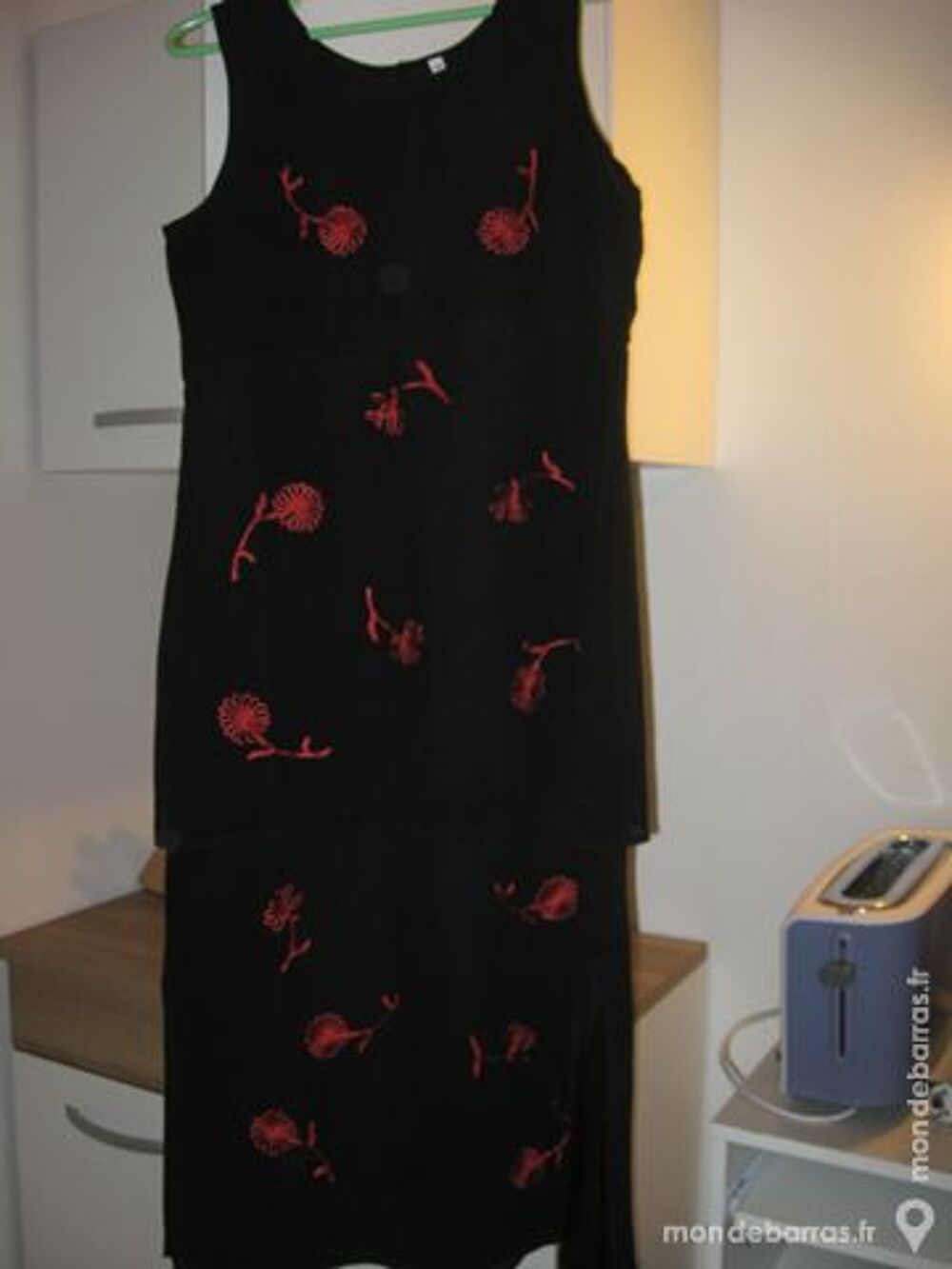Robe Noire avec fleurs rouges Vêtements