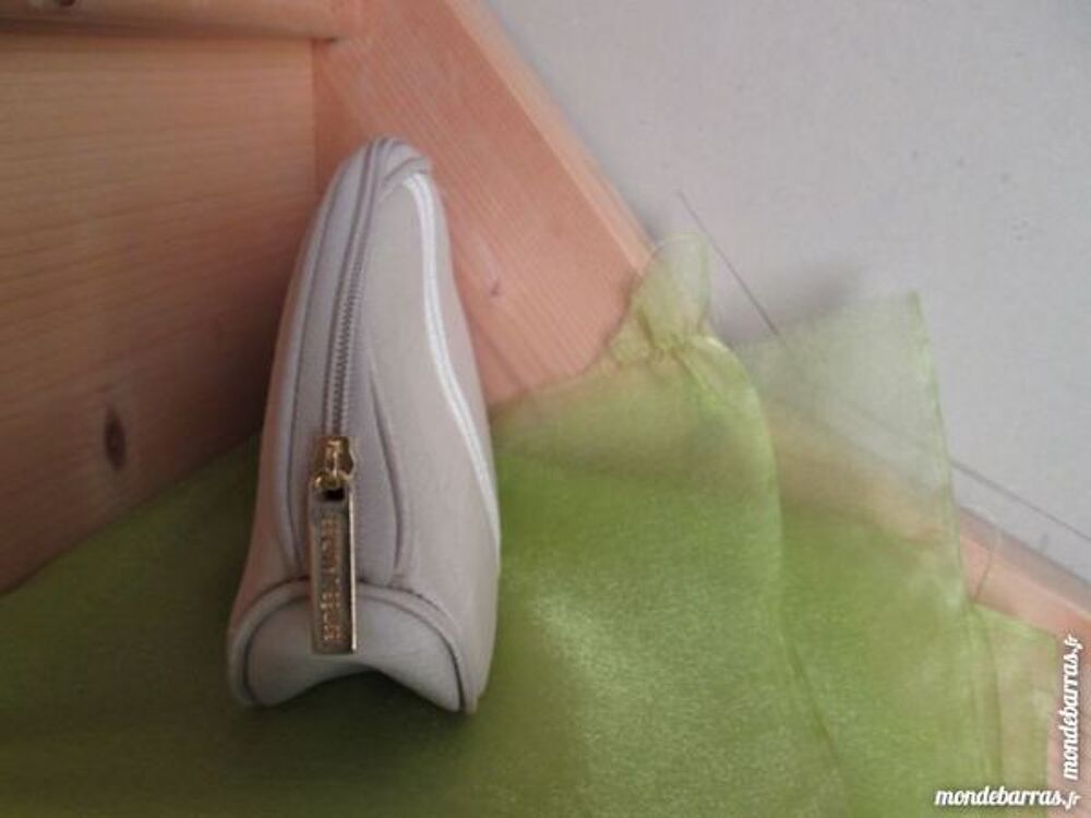 "Tr&egrave;s jolie trousse de toilette""Est&eacute;e Lauder" Bijoux et montres