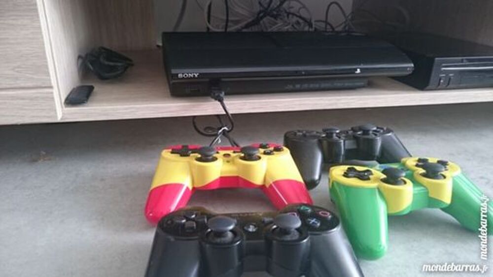 PS3 avec 2 manettes et 8 jeux Consoles et jeux vidéos