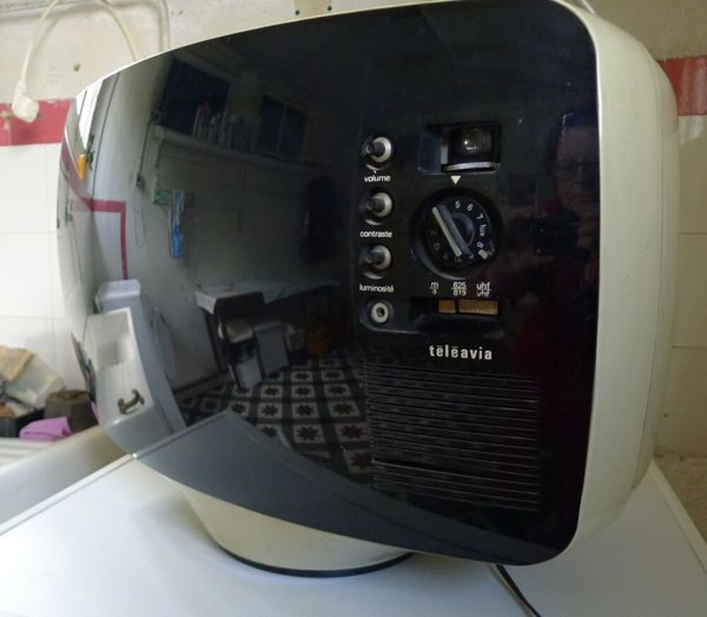 t&eacute;l&eacute;viseur TELEAVIA N.&amp; B - mod&egrave;le PORTAVIA 111 - 
Photos/Video/TV
