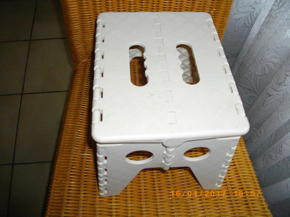 TABOURET / MARCHEPIED PLIANT Meubles