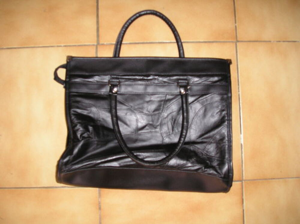 Sac &agrave; main en v&eacute;ritable cuir d'agneau
Maroquinerie