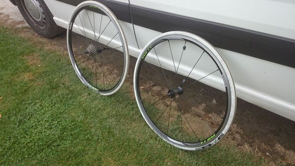 roues v&eacute;lo de route. Vélos