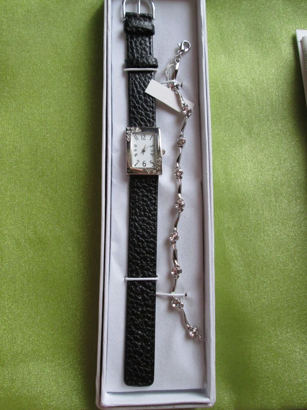 Parure montre et bracelet en m&eacute;tal argent&eacute; Bijoux et montres