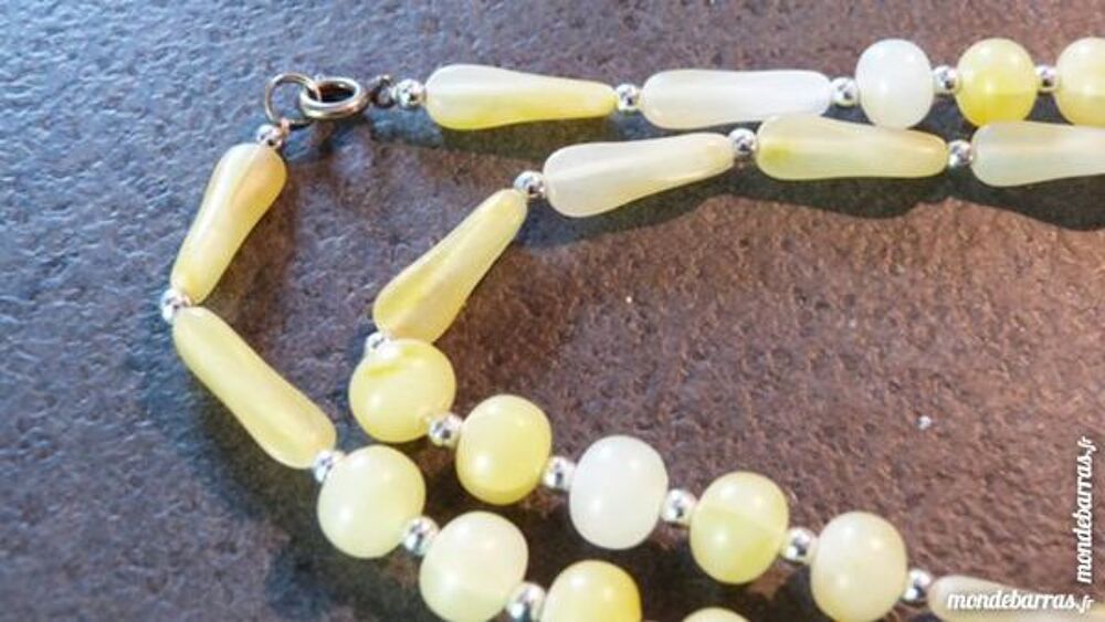 Ancien sautoir en lucite de 1,35 m Bijoux et montres
