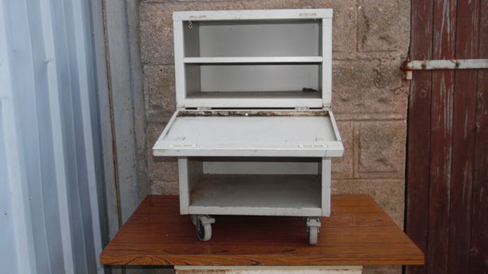 MEUBLE METALLIQUE Meubles